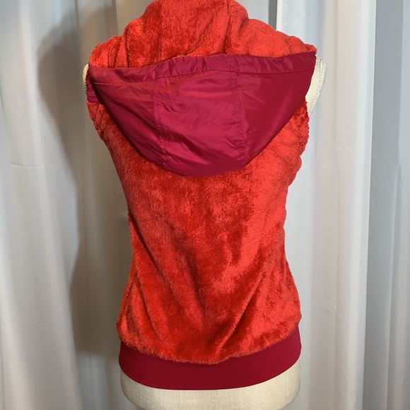 Like new! The North Face Fuzzy Vest - Picture 9 of 10